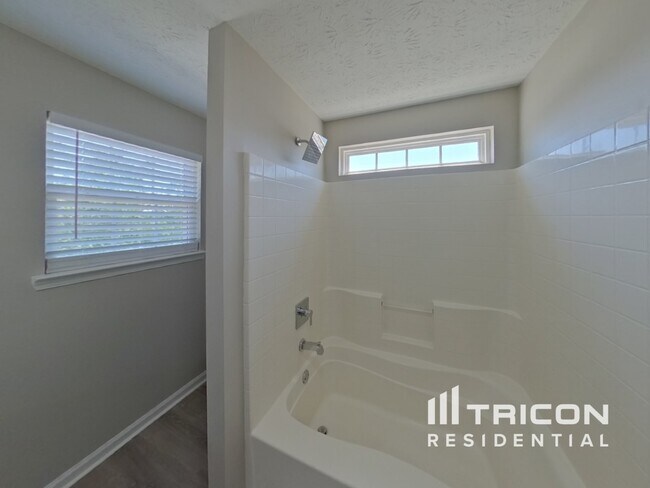 Building Photo - 1631 Royal Ives Dr SE