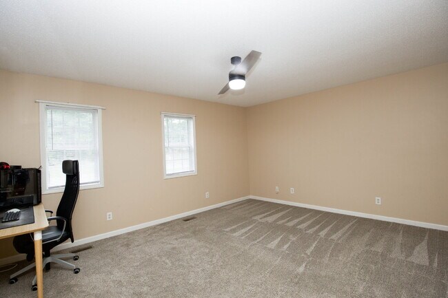 Building Photo - Charming 3 Bedroom, 2,5 Bath home with hug...