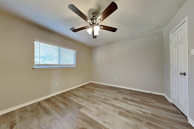 Building Photo - 31110 Silver Village Dr