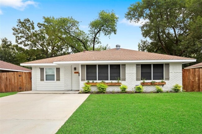 Building Photo - 2115 Linden Creek Ln