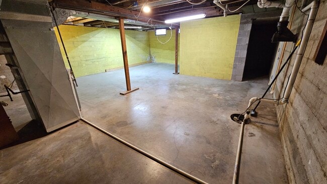 Building Photo - 315 N Pecan St