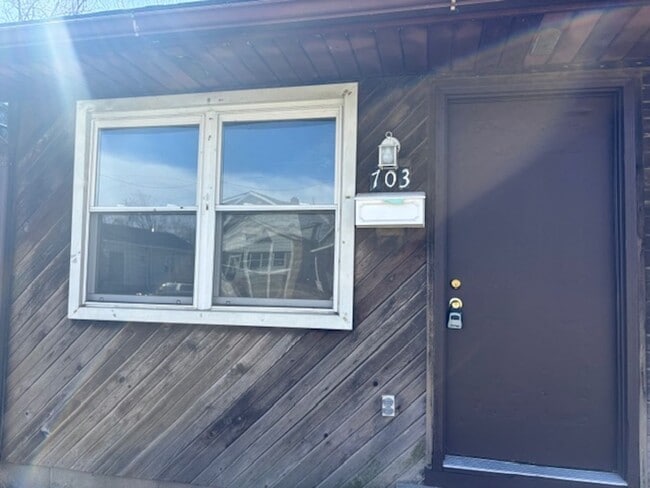 Building Photo - 701 703-703 E Oregon St