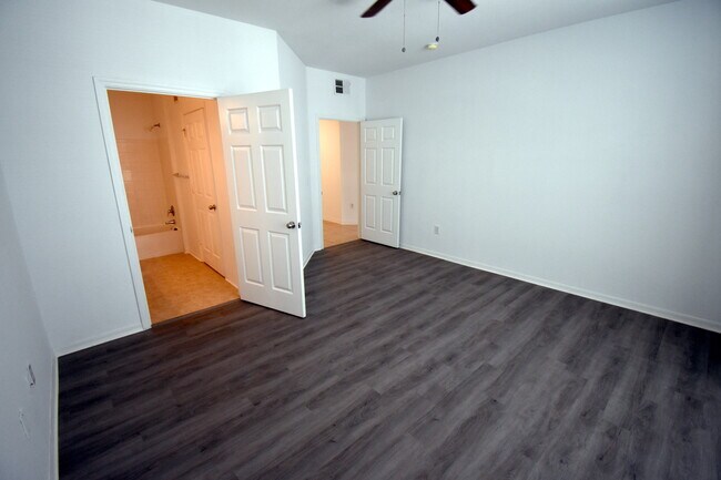 Building Photo - 2000 Erving Cir