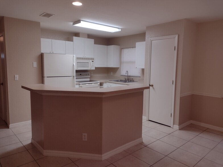 Building Photo - 7446 Pond Cir