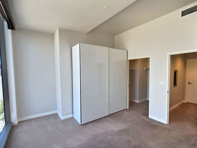 Building Photo - Luxury 1 Bedroom Condo at Axis on the 20th Floor – Custom Finishes Throughout, Beautiful Views!