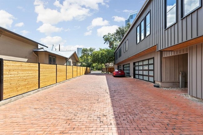 Building Photo - 706 West Ave