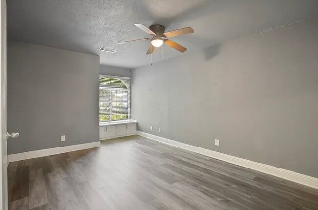 Building Photo - 1151 E Donna Dr