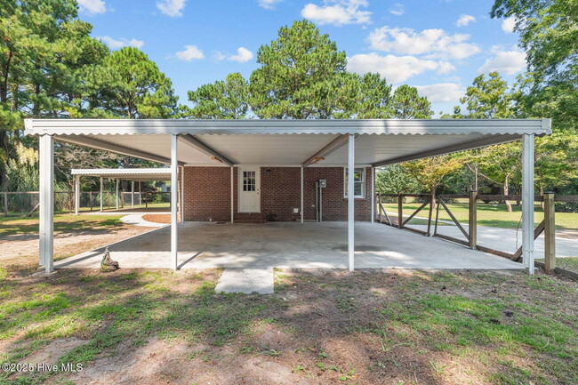 Building Photo - Beautiful 3 Bedroom, 2 Bath Home -135 Yate...