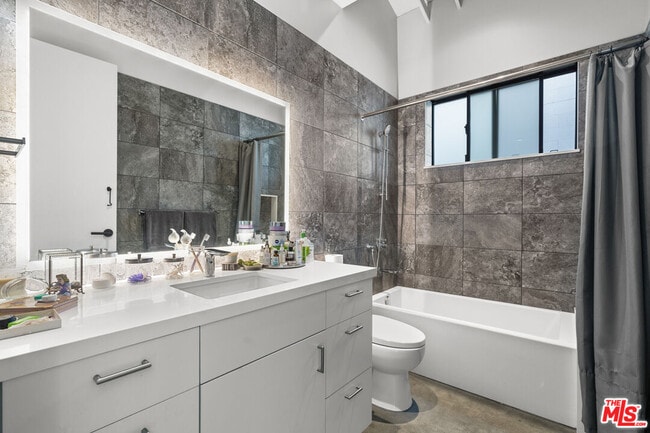 Building Photo - 548 Rose Ave