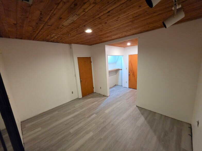 Downstairs bedroom with direct patio access - 2635 Hollyridge Dr