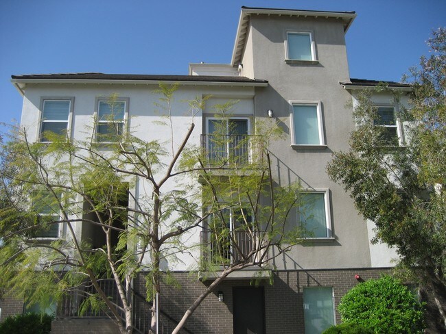 Building Photo - 3427 Mentone Ave