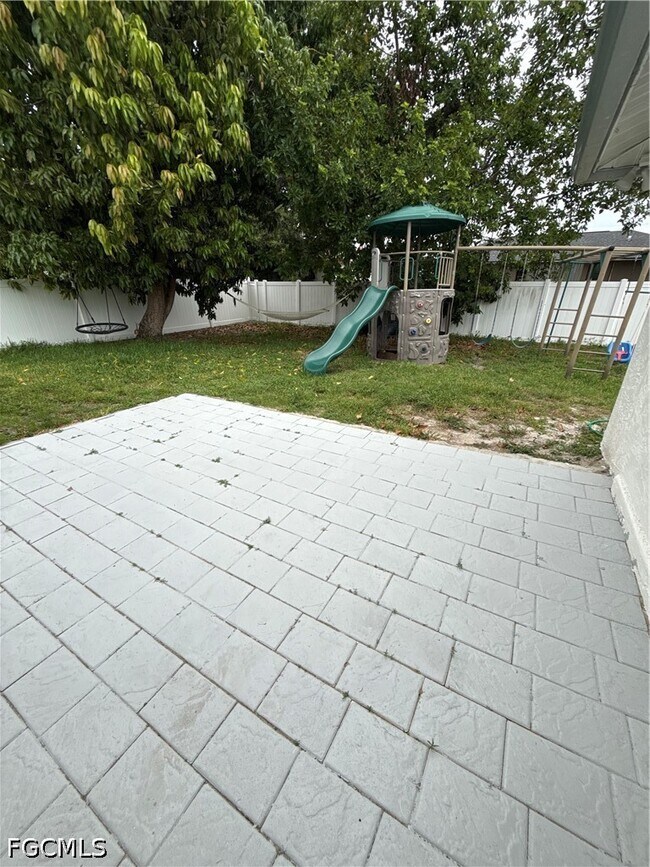 Building Photo - 233 SW 43rd St