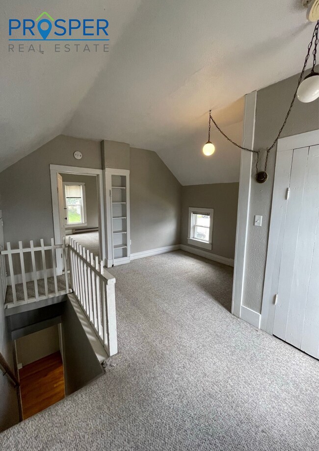 Building Photo - 4 Bedroom House right on Water Street - Av...