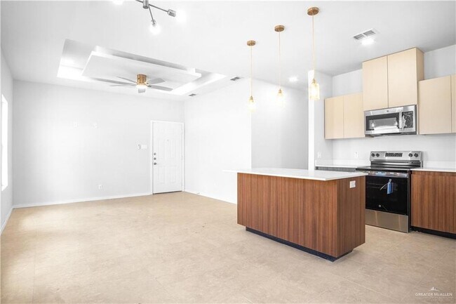 Building Photo - 704 N Alexandrite Ave