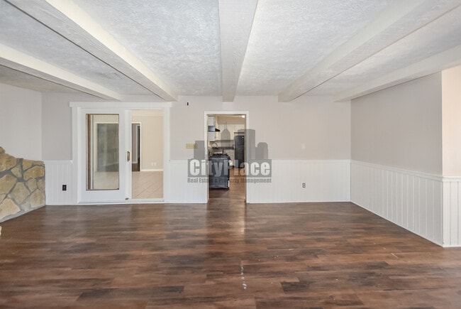 Building Photo - 6123 E 14th St