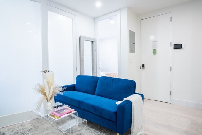 Building Photo - 402 E 11th St