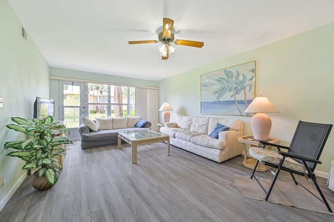 Building Photo - Beautiful Condo in South Naples