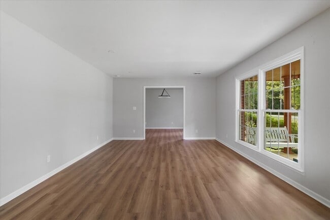 Building Photo - 204 Lake Cir Dr