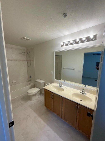 Building Photo - 5269 SE Jennings Ln