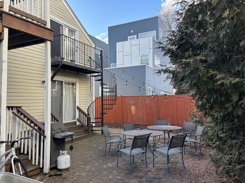 Building Photo - 157 Auburn St