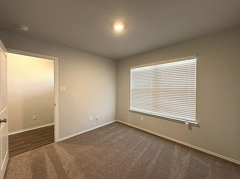 Building Photo - 1202 Lexington Dr