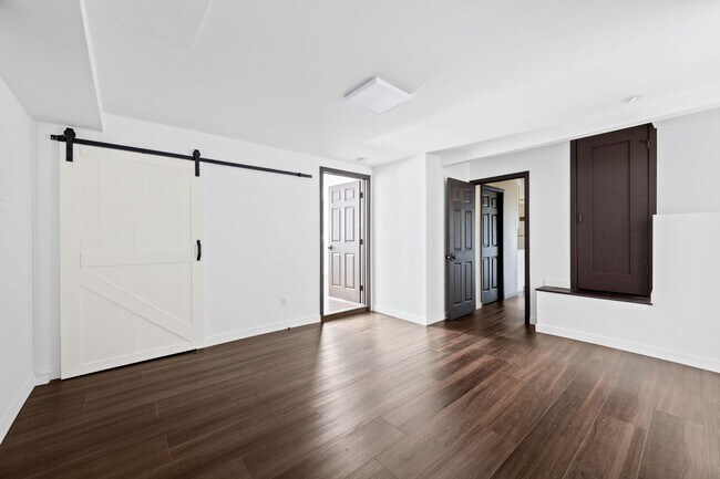 Building Photo - 1915 Apex Ave