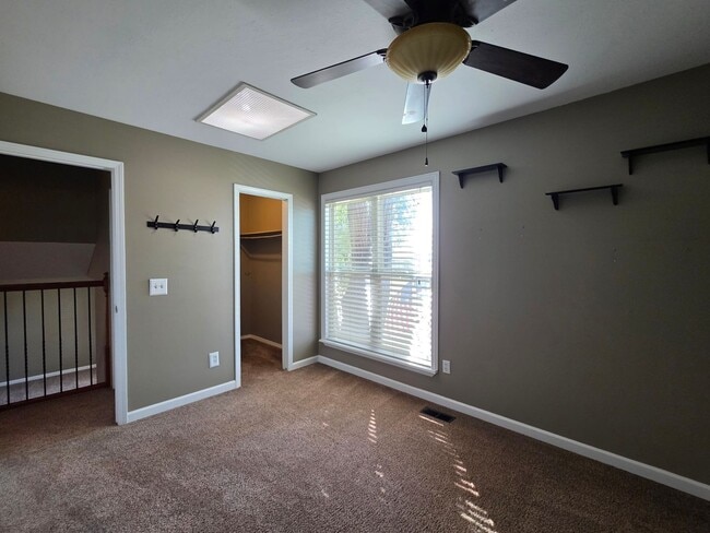 Building Photo - 3 Bedroom 2 Bathroom House With Huge Backy...