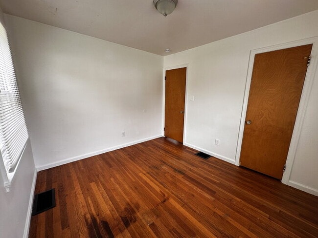 Building Photo - EAST SIDE 3 BEDROOM WITH BASEMENT!  AVAILABLE NOW!