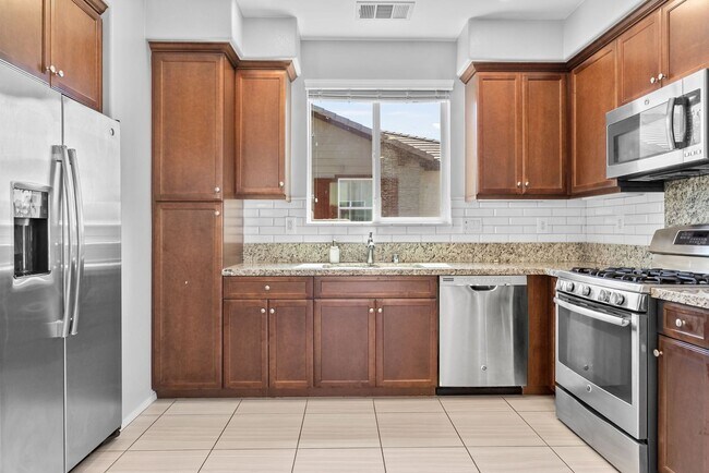 Building Photo - Townhome in the Lakepointe Point Community!