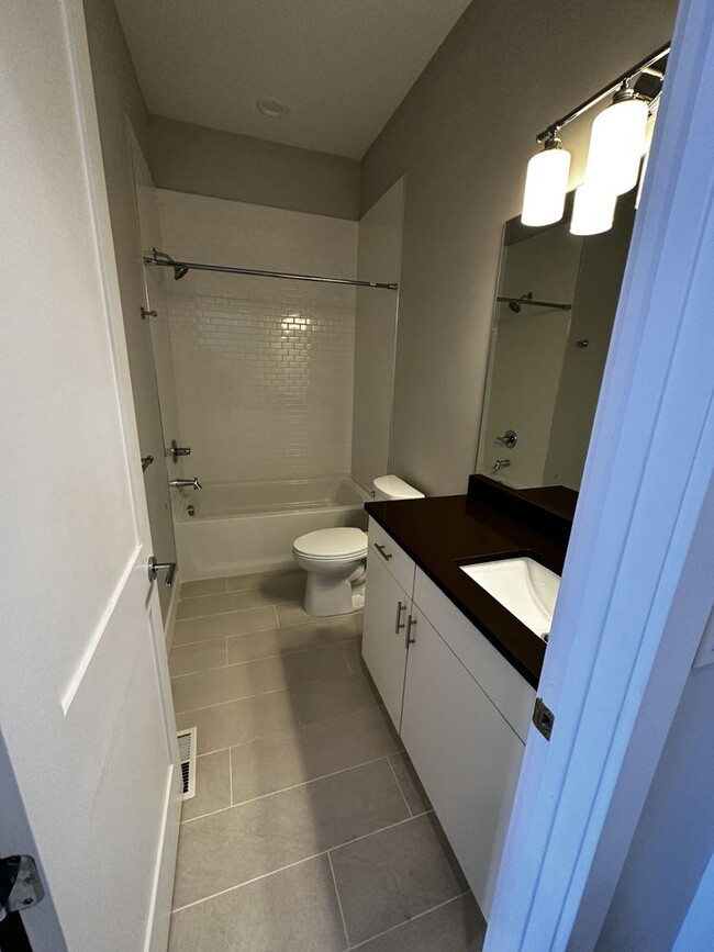 Building Photo - Available Early March!!  Briaght and light with fantastic Views!!