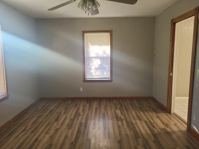 Building Photo - 815 SW H Ave