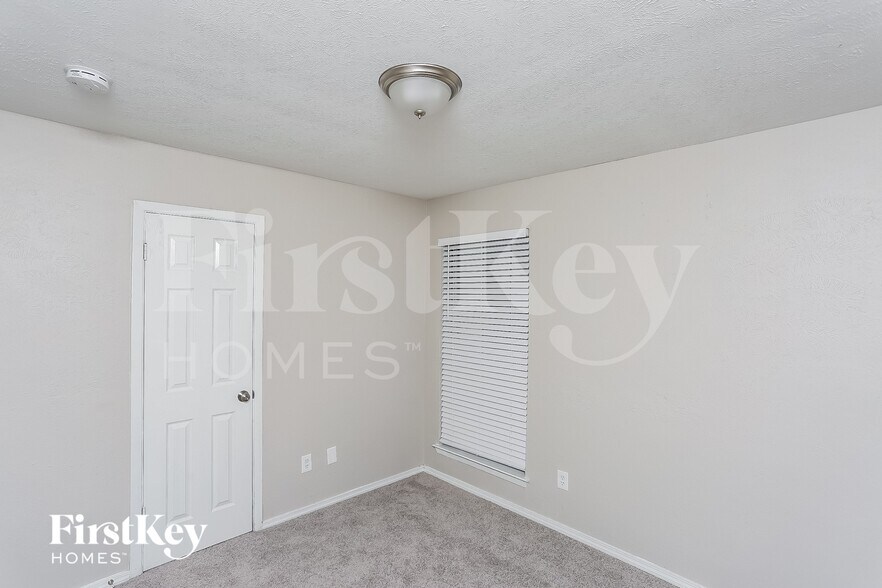 Building Photo - 5614 Sarasota Dr