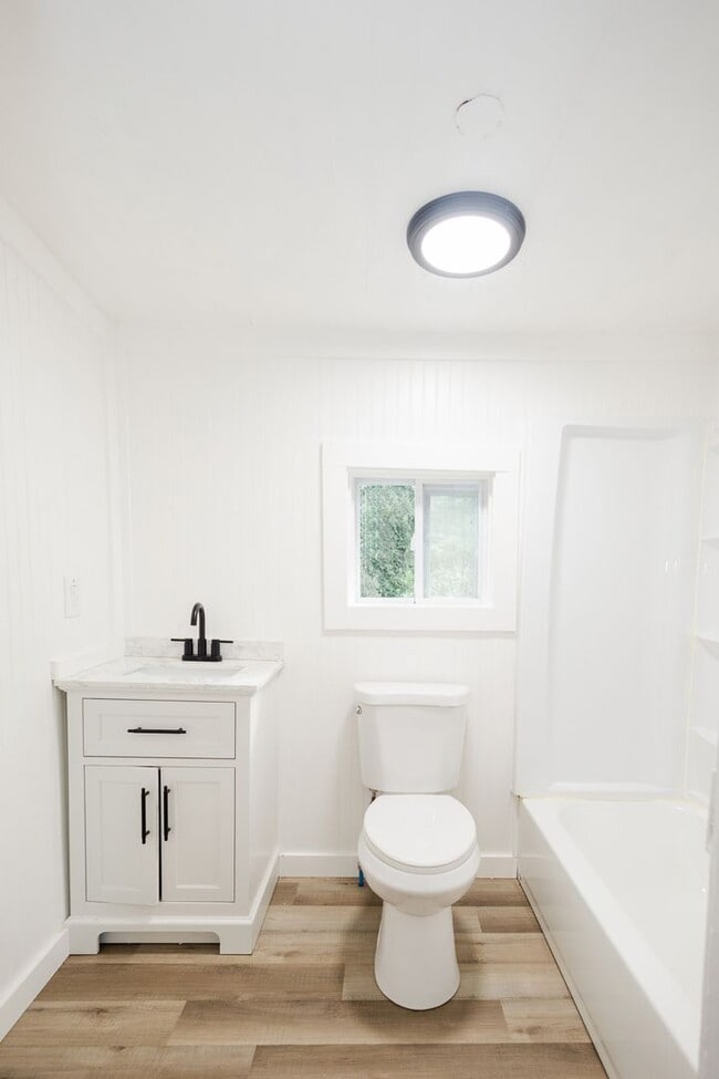 Building Photo - Move-in special: 50% off 1st month's rent – Newly Renovated 2 Bedroom Home!