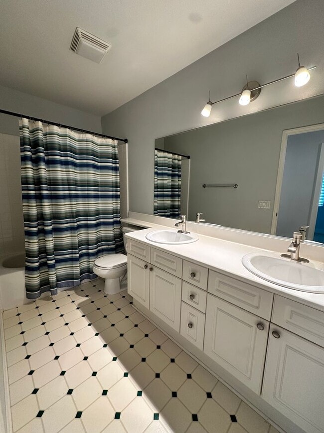 Building Photo - Spacious Living with Room to Grow