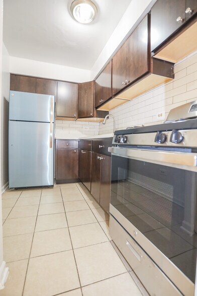 Primary Photo - 1064 W Catalpa Ave