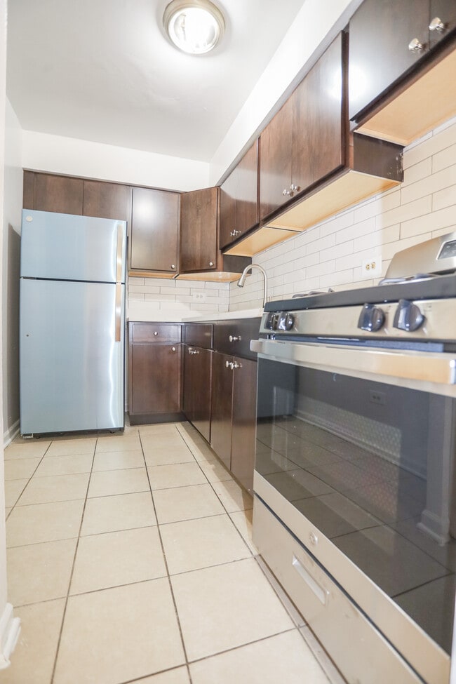 Building Photo - 1064 W Catalpa Ave