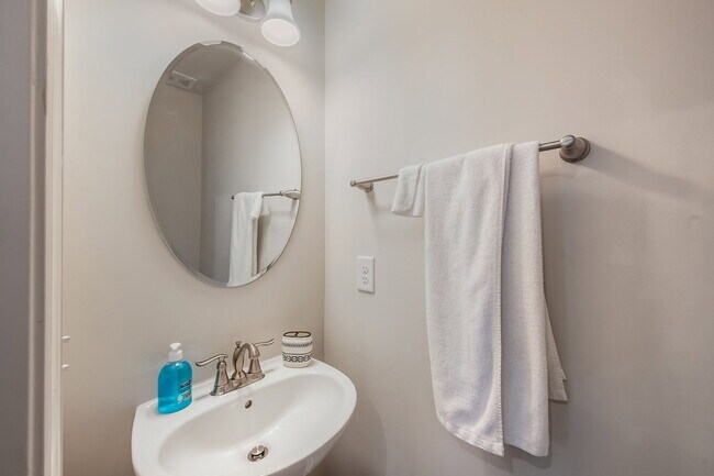 Building Photo - 6616 Pathfinder Wy