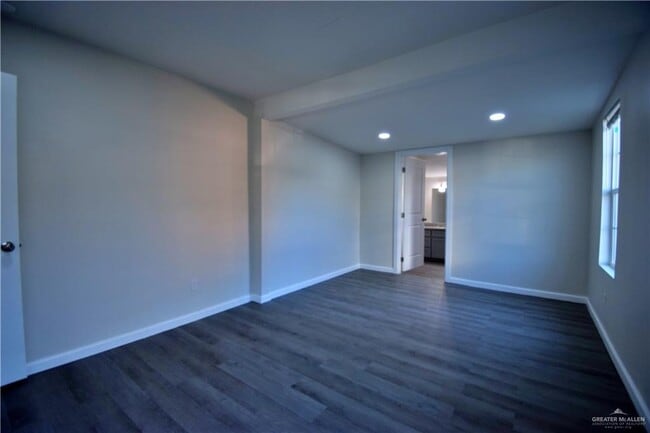 Building Photo - 1013 Sprague St W