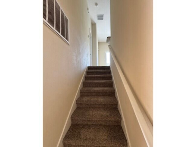 Building Photo - 2 bed 2 bath 1 Car Garage Townhome