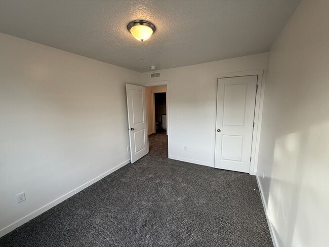 Building Photo - 5697 E Surfers Pt Ln