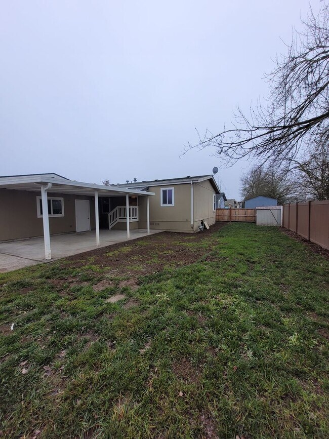 Building Photo - 3Bed : 2Bath Home with 2 Car Garage and Ac...
