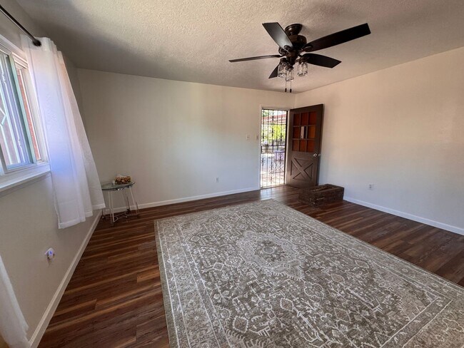 Building Photo - 3 bedroom 2 bath home in NE Albuquerque