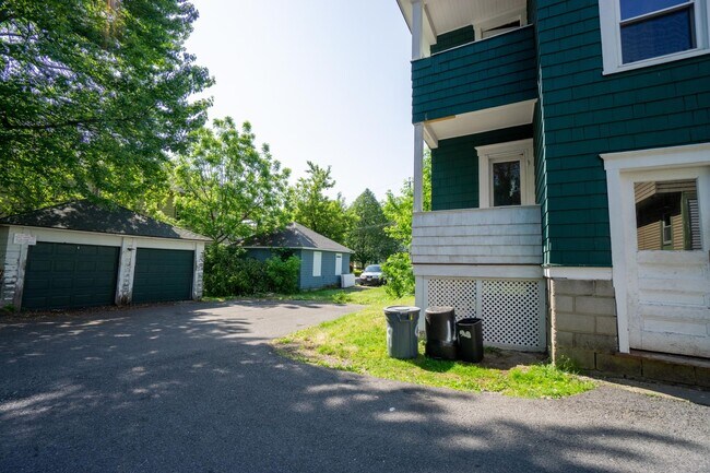 Building Photo - 971 Lancaster Ave