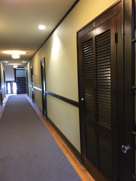 Building Photo - 616 E 7th St