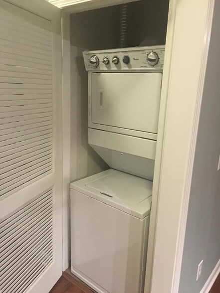 Building Photo - 2310 Elliott Ave