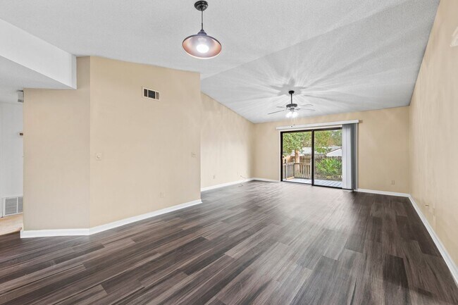 Building Photo - IDEAL LOCATION!