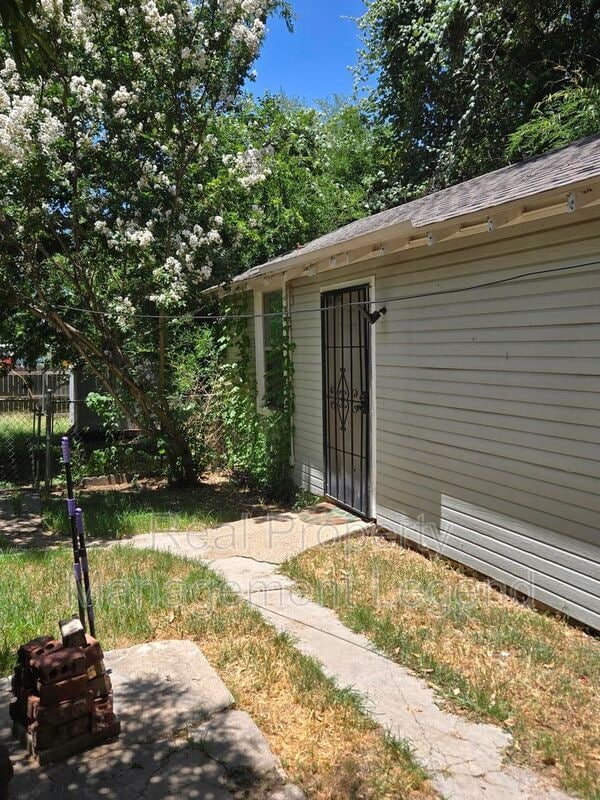 Building Photo - 933 Gillham Rd