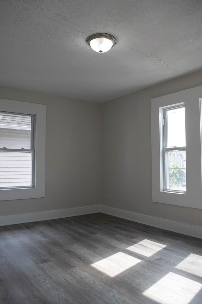 Building Photo - Renovated 3 Bedroom 2 Bathroom Single-Family Home!