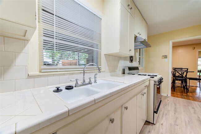 Building Photo - 4046 Woodfin St