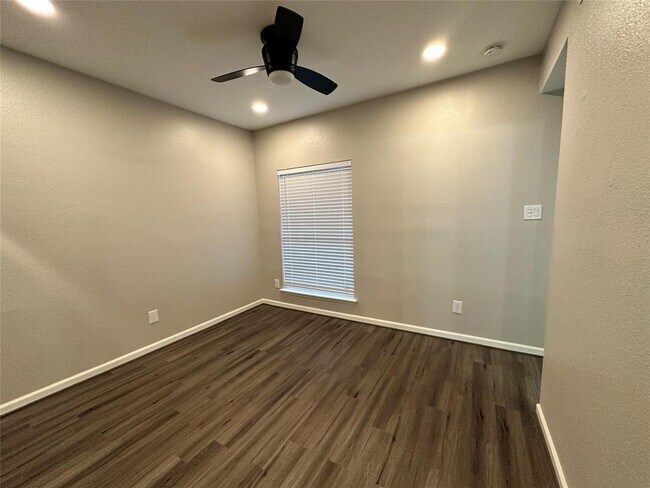 Building Photo - 10855 Meadowglen Ln